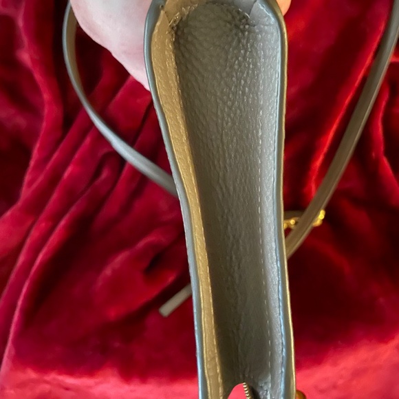 Tory Burch Carson crossbody bag in taupe - Picture 8 of 8